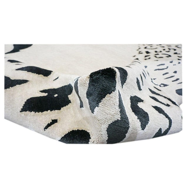 Ivory Modern Nepalese Wool & Silk 9x14 Ivory & Black Jaguar Handmade Area Rug #1144032 For Sale - Image 8 of 8