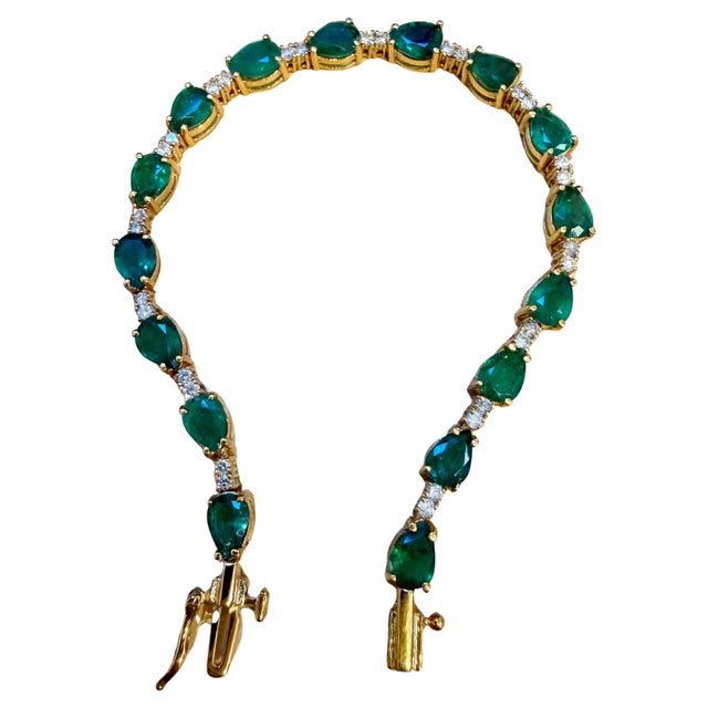 Modern 12 Carat Natural Zambian Emerald & Diamond Tennis Bracelet 14 Karat Yellow Gold For Sale - Image 3 of 8