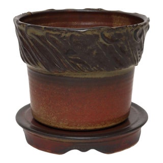 Vintage Crimson Incised Ceramic Planter With Saucer / Stand by Deanna Nichols For Sale