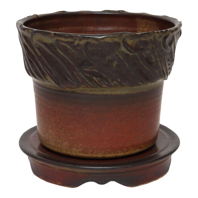 Vintage Crimson Incised Ceramic Planter With Saucer / Stand by Deanna Nichols For Sale