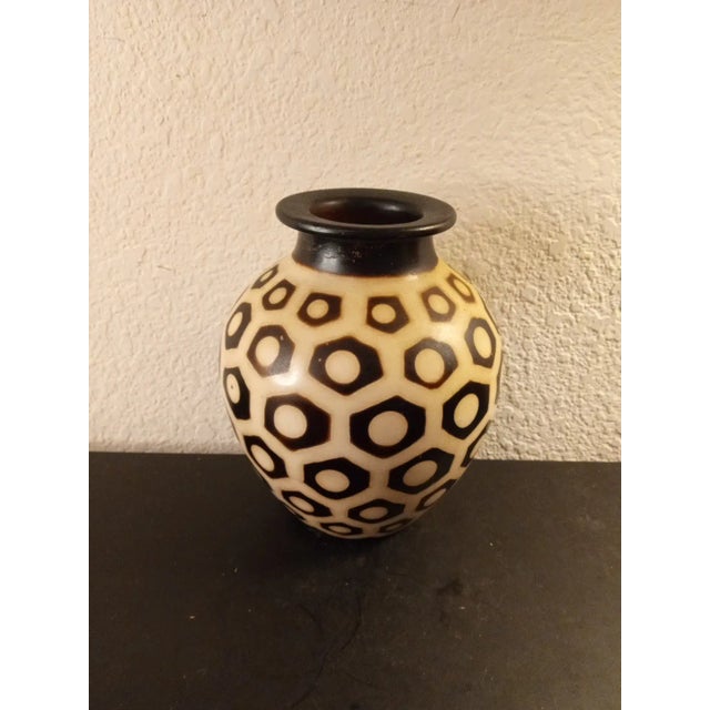 Signed Segundo Carmen Chulucanas 7" Folk Art Pottery Geometric Vase Made in Peru Introducing a beautifully crafted 7"...