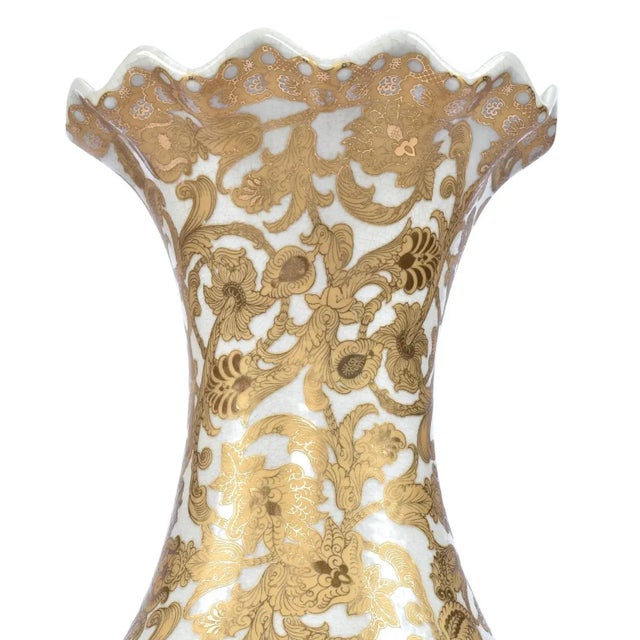 Chinese Porcelain Yuhuchunping 30 Inch Gold and White Palace Vase With Scalloped Top For Sale - Image 10 of 12