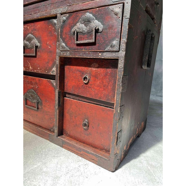 Antique Japanese Isho-Dansu Kimono Storage Box in Urushi Lacquer Finish For Sale - Image 16 of 18