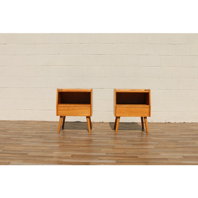 Mid-Century Modern Pair of Maple Nightstands in the Style of Heywood-Wakefield, Circa 1960s For Sale - Image 9 of 18