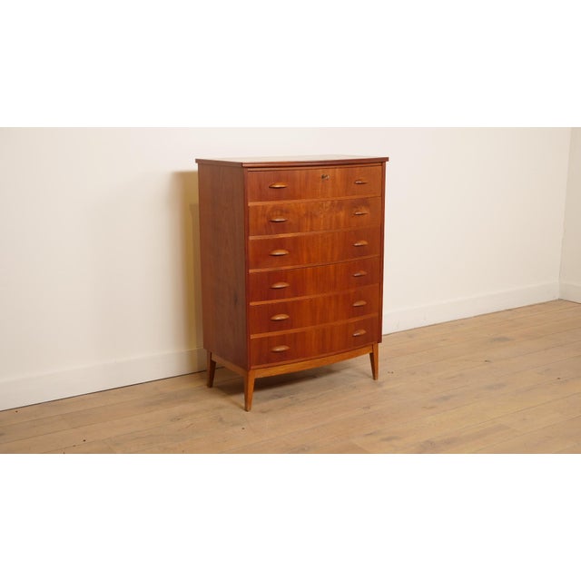 This beautiful Danish vintage chest of drawers is a real eye-catcher in any interior. The timeless design and beautiful...