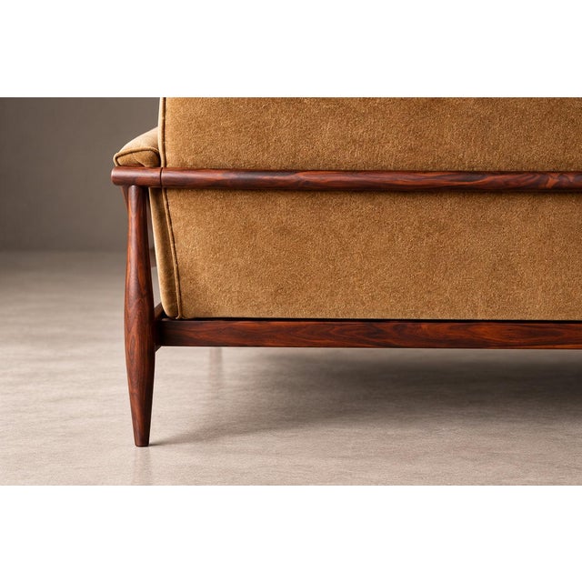 “Canoa” Sofa in Brazilian Rosewood and Warm Camel Velvet, Liceu de Artes e Ofícios, Brazil, 1960s — Lot 856C For Sale In New York - Image 6 of 18