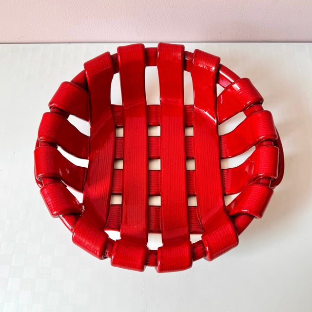 A vibrant heavy vintage ceramic basket perfect to use as a centerpiece or bread basket on a table setting. Dimensions:...