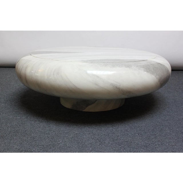 Postmodern faux-marble resin mushroom-form coffee table in off-white with grey veining (ca. 1980s, USA). Very fine,...