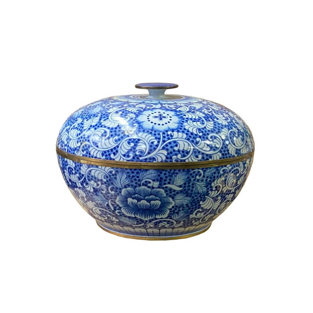 Blue Vintage Blue White Porcelain Floral Pattern Accent Round Box Display For Sale - Image 8 of 8