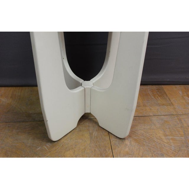 Pedestal table in white lacquered wood and marble top, marble diameter 40 cm, circa 1970, set in good condition