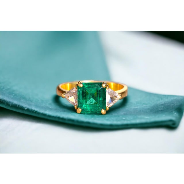 Diez Avenida: Outstanding 2.25 Carat Natural Emerald With Diamond Side Stones For Sale - Image 4 of 12