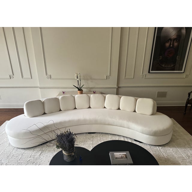 Custom Contemporary Off-White Curved Sofa For Sale In New York - Image 6 of 7
