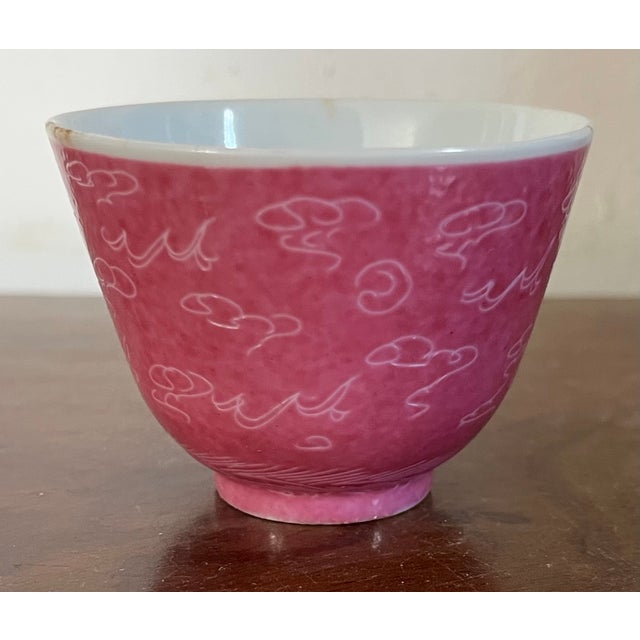 Late 19th Century Antique 19th Century Late Qing Chinese Export Monochrome Pink Porcelain Tea Cup With Incised Sgraffito Decoration of Dragons in Clouds For Sale - Image 5 of 15