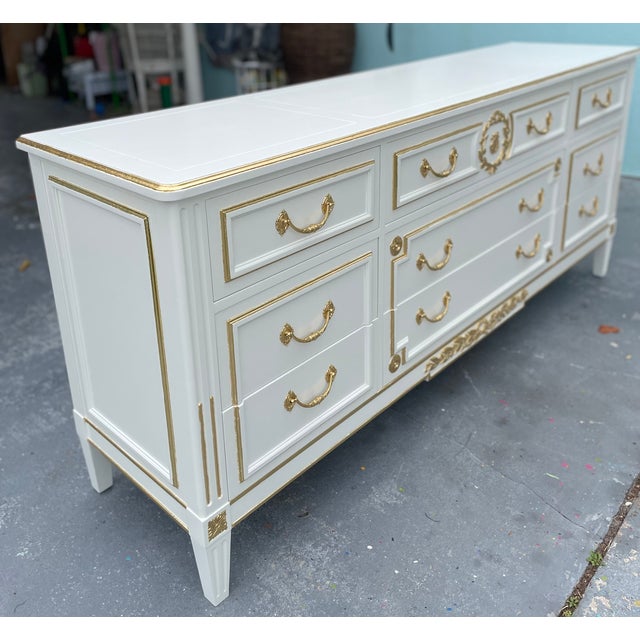 1960s Baker Hollywood Regency Lacquered Dresser in Sweet Coffee With Gold Leaf – 9 Drawer Statement Piece For Sale In Miami - Image 6 of 15