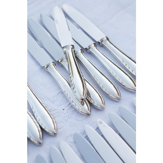 French Table and Appetizer Knives in Silver-Plated Stainless Steel, 1940s, Set of 24 For Sale - Image 7 of 9