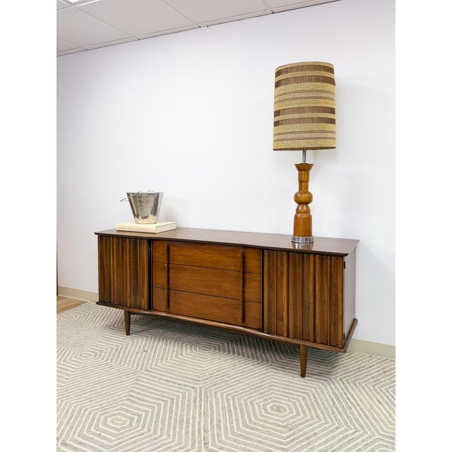 Rare United Furniture MCM Long Dresser Intricate Wood Pulls Vintage Lowboy For Sale - Image 17 of 17