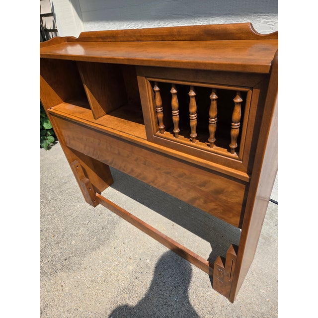 English Ethan Allen / Baumritter Solid Hard Rock Maple Colonial Style Twin Size Bookcase Headboard For Sale - Image 3 of 17