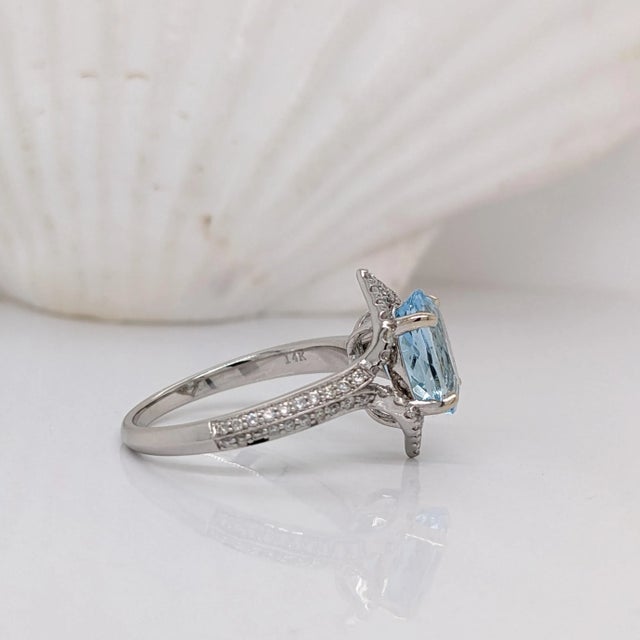 Modern 1.8ct Aquamarine Ring with Earth Mined Diamonds in Solid 14k Gold Oval 9x7mm For Sale - Image 3 of 8