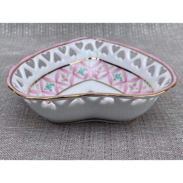 1940s Vintage Hand Painted Reticulated Porcelain Heart Dish For Sale - Image 5 of 10