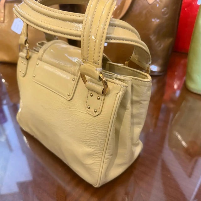 This exceptionally chic Louis Vuitton handbag from a limited-edition Cruise collection beautifully captures a fresh,...