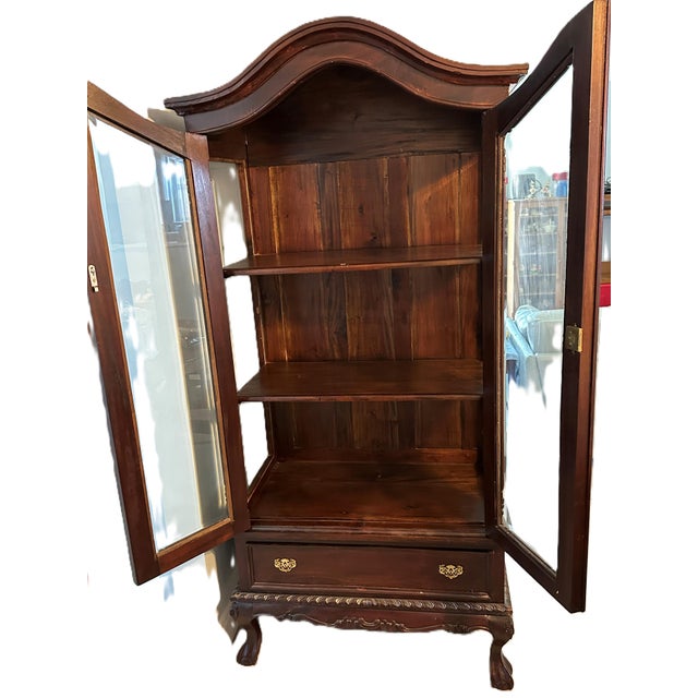 You can breathe life back into any room in your home with the help of this gorgeous Chippendale style mahogany curio...