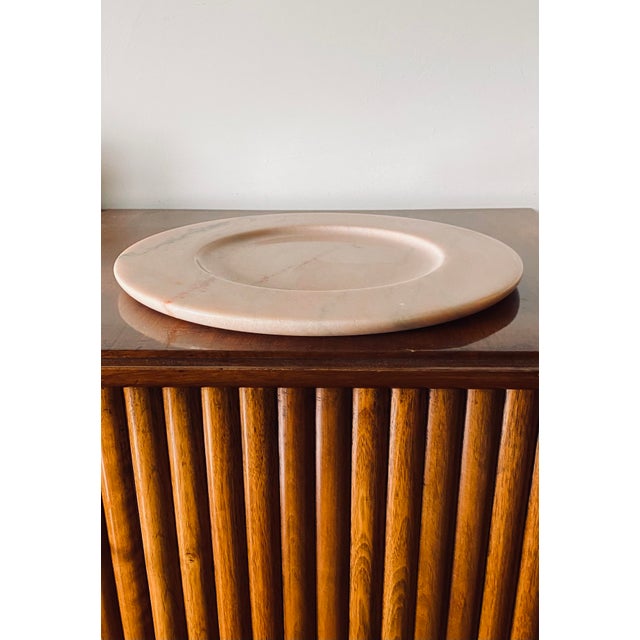 Pink marble Centerpiece / tray Manufactured by Up&Up, Italy, 1970s. H 2 cm Diam. 39 cm Conditions: excellent consistent...