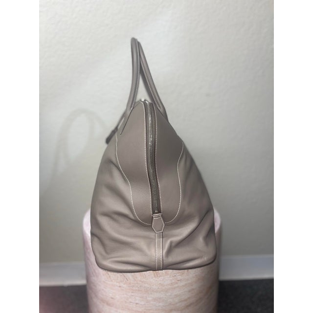 A refined blend of heritage craftsmanship and relaxed sophistication, this Hermès Bolide Relax 45 in supple Sikkim leather...