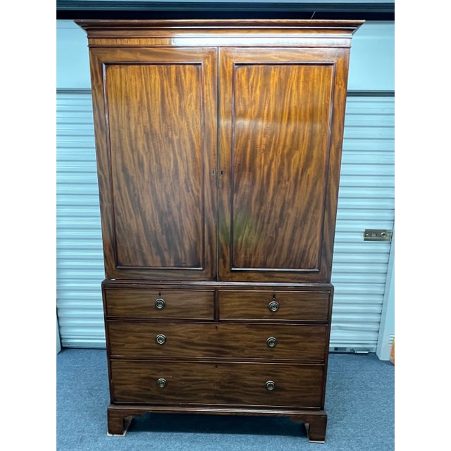 English Late 18th Century Antique George III Linen Press From West Croydon, Surrey United Kingdom For Sale - Image 3 of 11