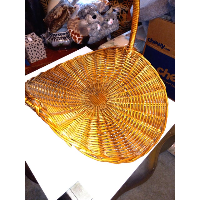 Almond 1990s Vintage Woven Wicker/Rattan Basket With Handle For Sale - Image 8 of 12