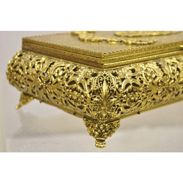 Vintage French Hollywood Regency Style Gold Filigree Vanity Jewelry Box by Globe For Sale In Philadelphia - Image 6 of 12