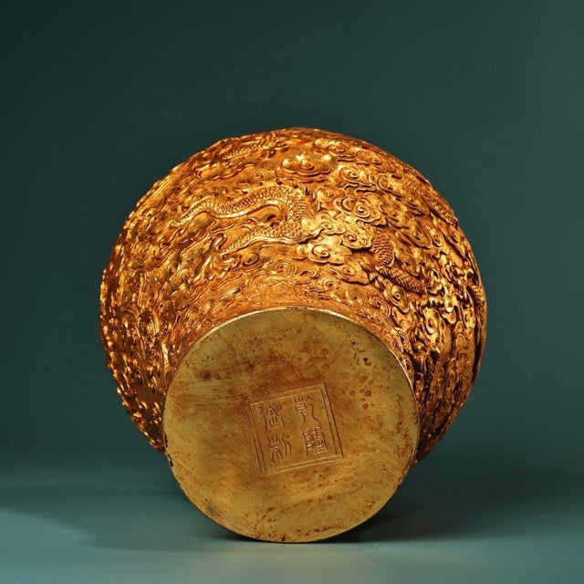 Early 20th Century Magnificent Chinese Gilt Bronze High-Relief "Nine Dragons" Covered Jar With "Qianlong" Mark For Sale - Image 10 of 10