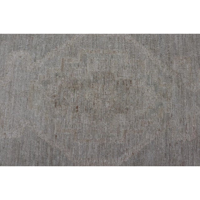 Modern Oushak With Off Gray Background With a Large Tribal Medallion in Cream For Sale - Image 4 of 9