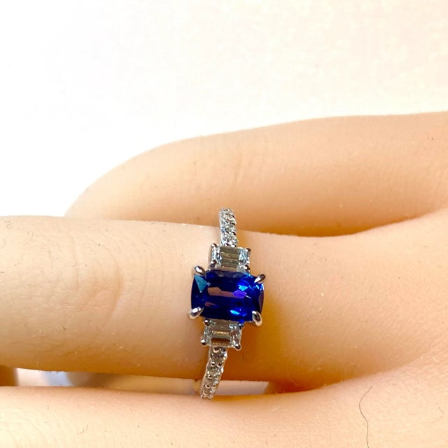 Blue Emerald Shaped Ceylon Sapphire Diamond 1.66 Carat 18 Karat Gold Three Stone Ring Size 6 For Sale - Image 8 of 8