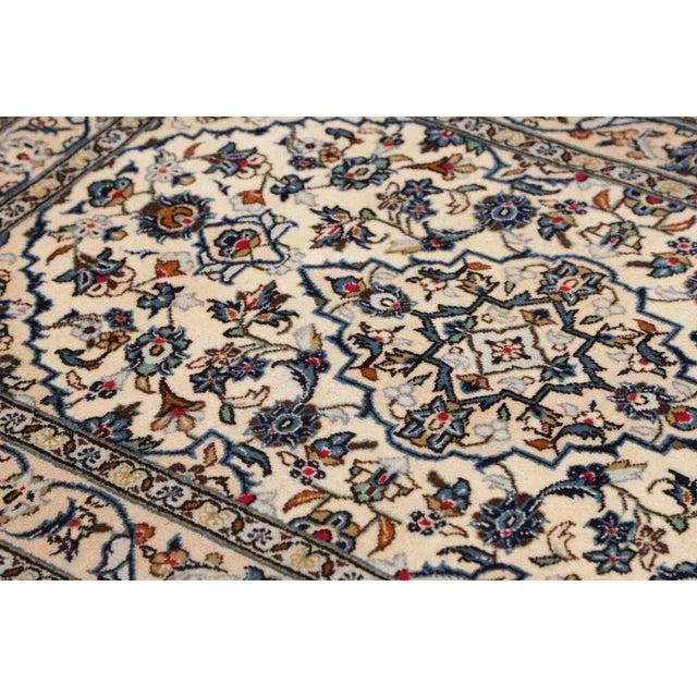 Textile Kashan Rug in Hand-Knotted Wool For Sale - Image 7 of 11