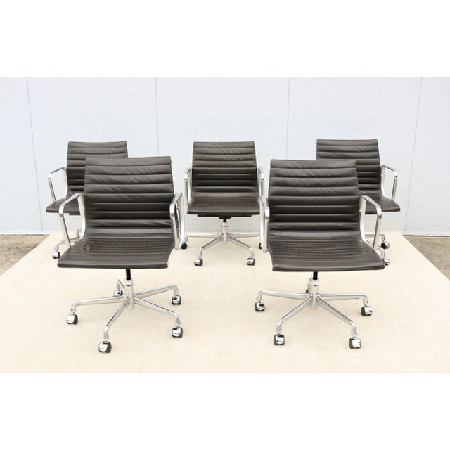 Mid-Century Modern Mid-Century Modern Herman Miller Eames Aluminum Group Brown Leather Management Chair For Sale - Image 3 of 13