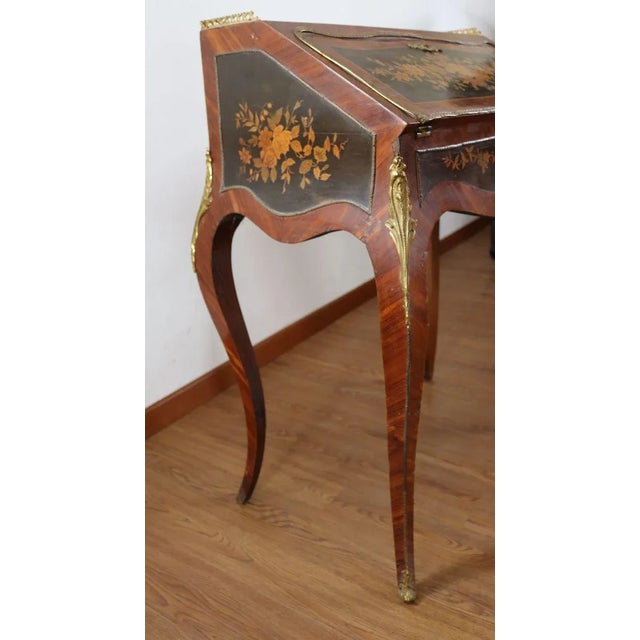 French piece from the second half of the nineteenth century, finely inlaid on the top, on the front and sides and in the...