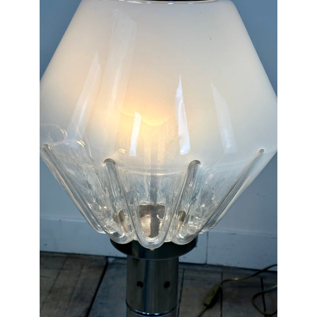 Diamond table lamp in Murano glass, Italy, 1970. Round base in white veined marble topped with a chromed metal stem...