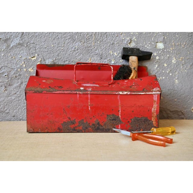 Here is a stylish toolbox! One thing is certain: before becoming a unique decorative piece, this old toolbox was involved...
