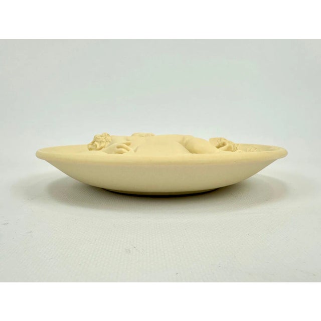 1970s Italian Hand-Carved Alabaster Wall Plate Madonna Serena by A. Santangela for Studio Dante Di Volteradici, 1979 For Sale - Image 5 of 10