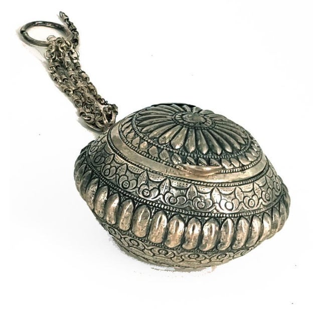 There are five vessels with indonesian lids in repoussé silver. Dimensions: 1, h: 7.5 cm- diameter 7.5 cm 2, h: 4 cm -...