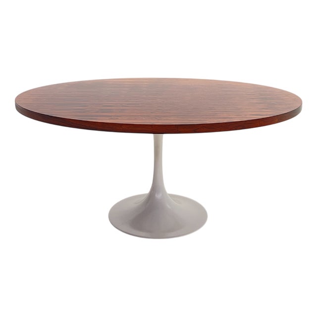 Round Table on Tulip Base from Knoll For Sale