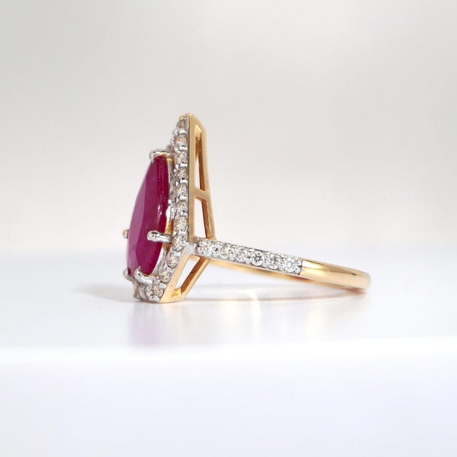White 18k Yellow Gold Ruby & Diamond Ring With 2.33ct Pear-Cut Ruby For Sale - Image 8 of 9