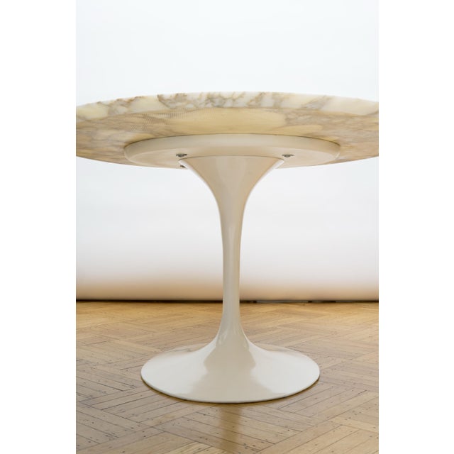 Mid-Century Modern Attributed to Knoll Saarinen Pedestal Dining Table With Calacatta Marble Top For Sale - Image 3 of 7