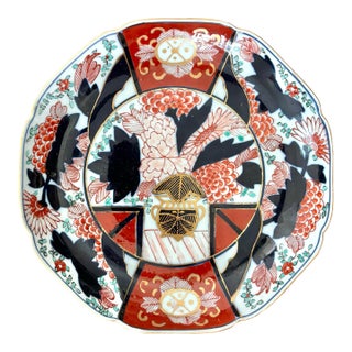 Hand Painted Imari Bowl Decorated With Gold Pot and Florals For Sale