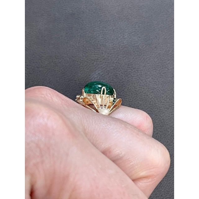 7 Carat Elongated Oval Emerald Cabochon 14 Karat Rose Gold Cocktail Ring Vintage For Sale - Image 12 of 18