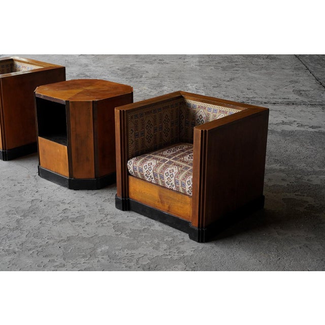 Art Deco Sculptural Lounge Chairs and Side Table, Italy, 1930s, Set of 3, in Good conditions. Designed 1920 to 1949