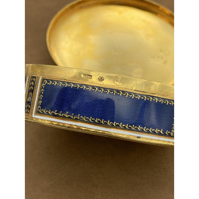 Blue Oval Snuffbox in Gold and Enamel with Miniature of Marie Antoinette, 1800s For Sale - Image 8 of 18