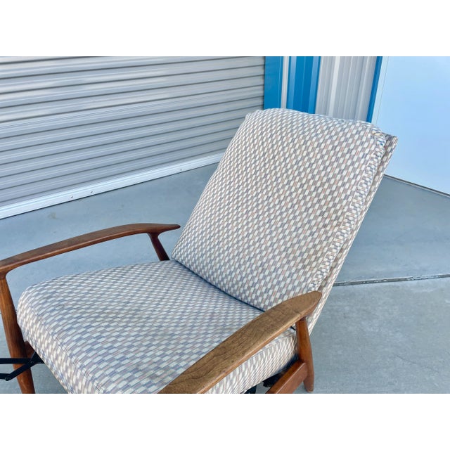 Brown Mid Century Recliner by Milo Baughman for Thayer Coggin For Sale - Image 8 of 13