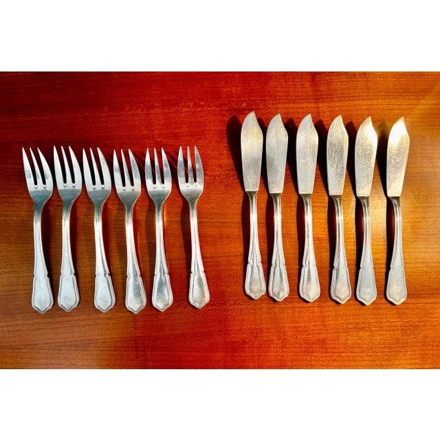 Metal 12 Piece French Silver Plated Fish Cultery by Sfam L’Orfèvrerie De Chambly, Filets Pattern, Circa 1920 For Sale - Image 7 of 12