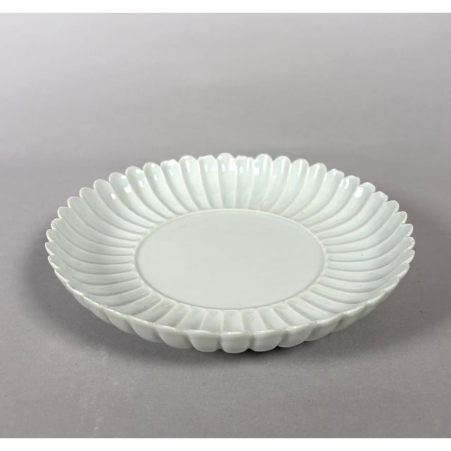 Chinese Coupe en Porcelaine Blanche Monochrome Dynastie Qianlong (1736-1795) Fleur Chrysanthème For Sale - Image 3 of 6